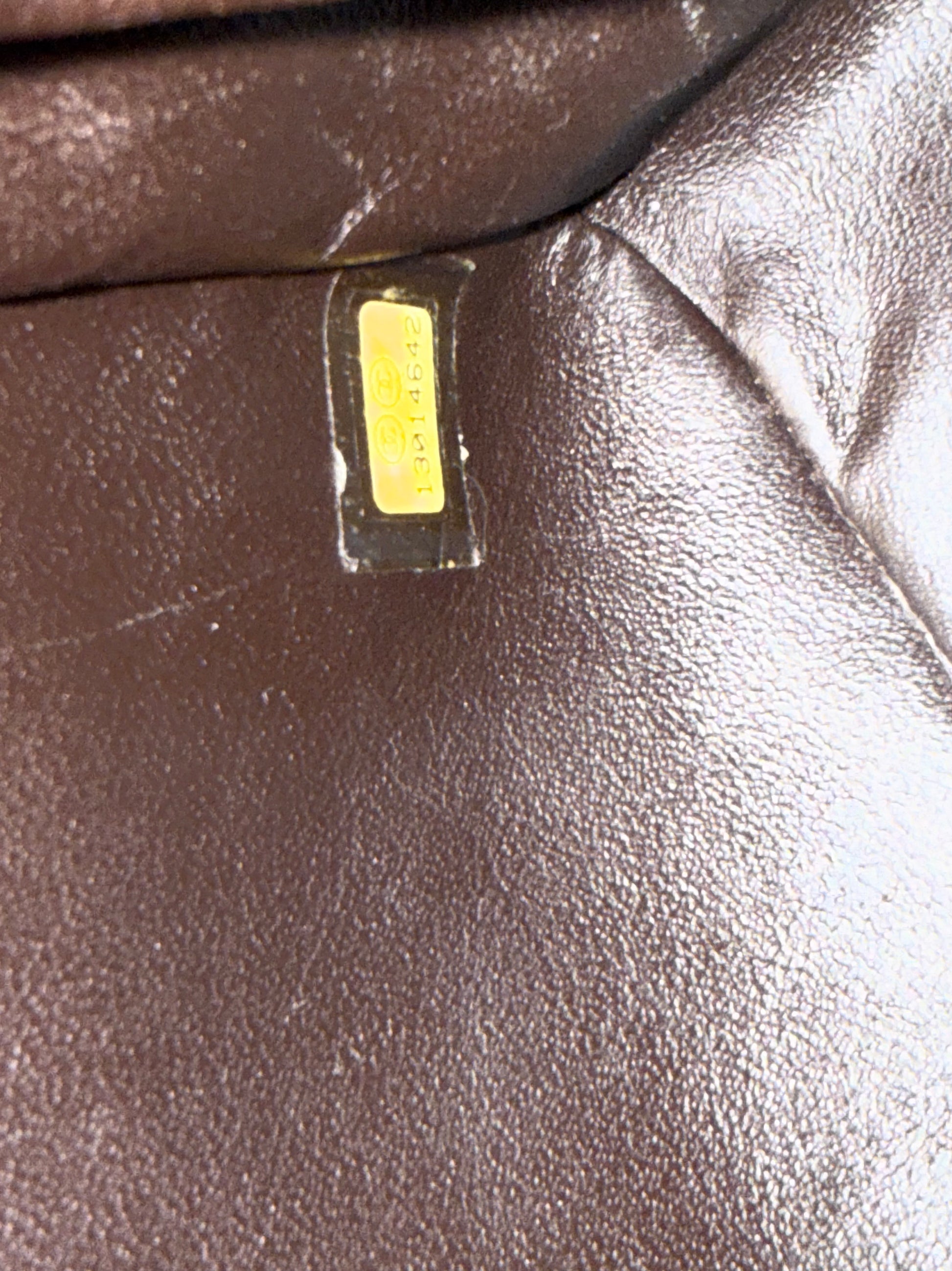 CHANEL Timeless Single Flap Jumbo Caviar dunkelbraun SHW Seriennummer innen auf braunem Leder sichtbar