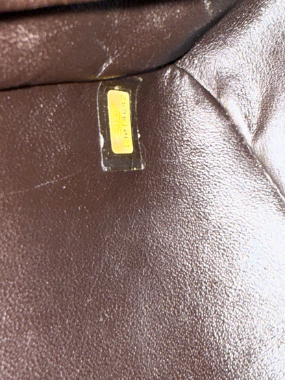 CHANEL Timeless Single Flap Jumbo Caviar dunkelbraun SHW Seriennummer innen auf braunem Leder sichtbar