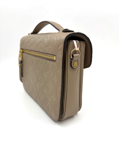 LOUIS VUITTON Pochette Metis Monogram Empreinte Tourterelle