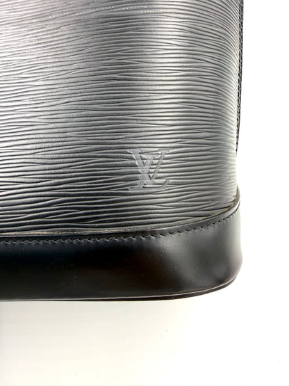 Nahaufnahme der Louis Vuitton Alma PM Epi schwarz mit sichtbar geprägt geprägtem Epi-Leder und Logo, Galerieposition 7.