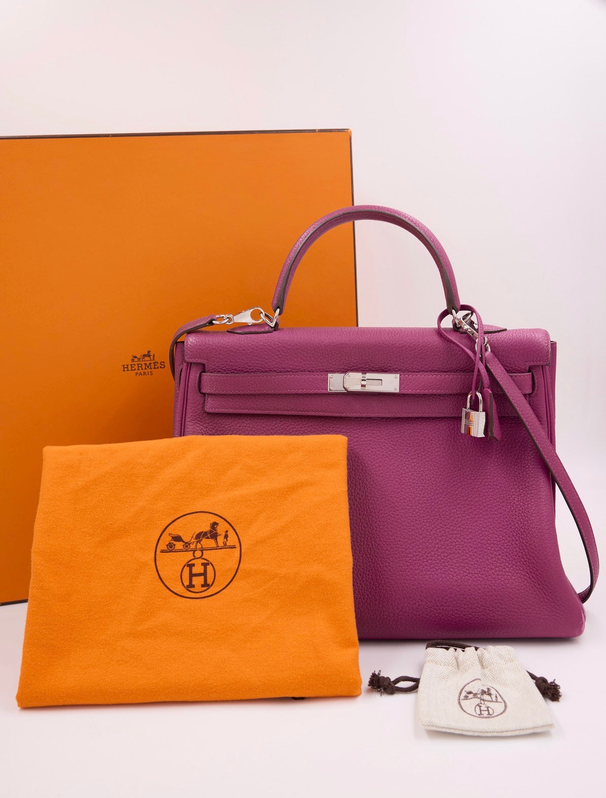 Hermès Kelly 35 Tosca PHW, elegante Designerhandtasche second hand mit Henkel und Schulterriemen