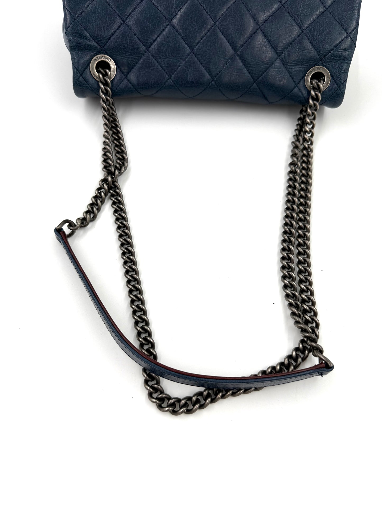 CHANEL Single Flap Coco Pleats Marineblau mit charakteristischer Steppung und Kettenriemen mit Lederapplikation in Marineblau