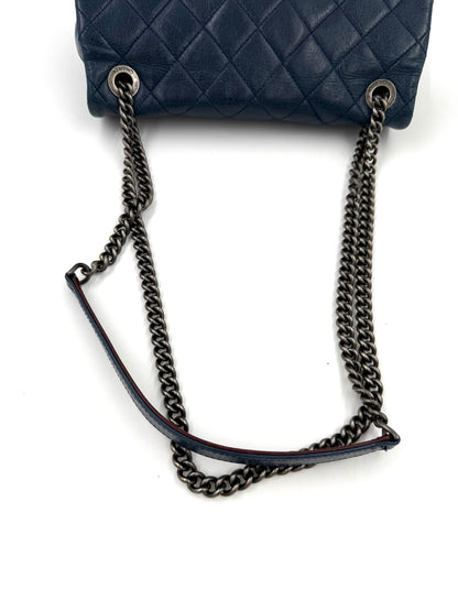 CHANEL Single Flap Coco Pleats Marineblau mit charakteristischer Steppung und Kettenriemen mit Lederapplikation in Marineblau