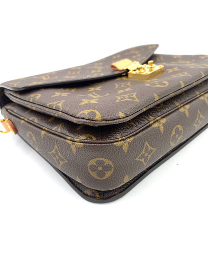 LOUIS VUITTON Pochette Metis Monogram Canvas