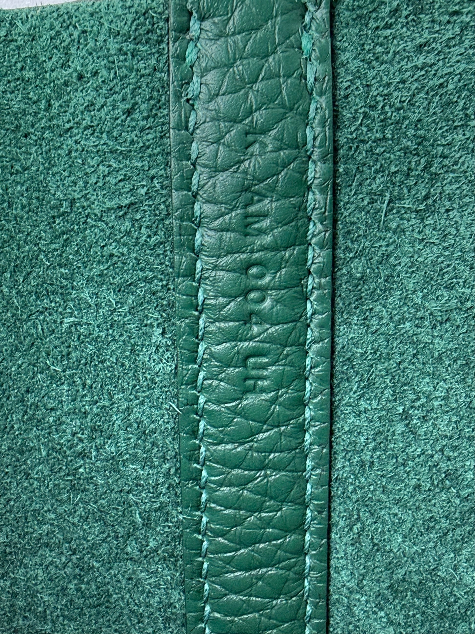 Nahaufnahme des geprägten Lederriemens in Grün der HERMÈS Picotin 18 Lock Clemence Vert Moyen Tasche.