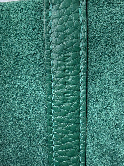 Nahaufnahme des geprägten Lederriemens in Grün der HERMÈS Picotin 18 Lock Clemence Vert Moyen Tasche.