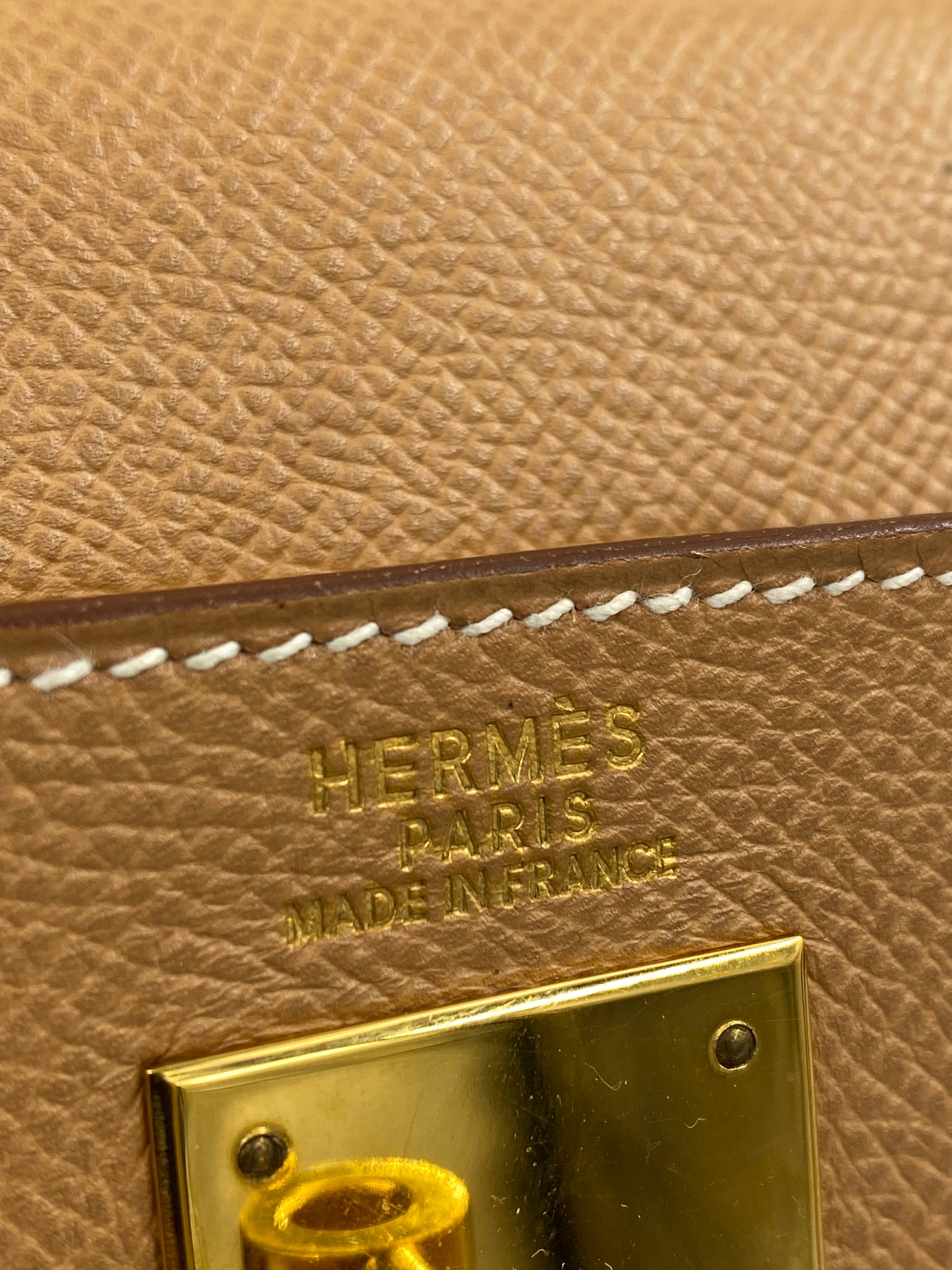 HERMÈS Kelly 32 Gold Courchevel Leather mit Gold Hardware