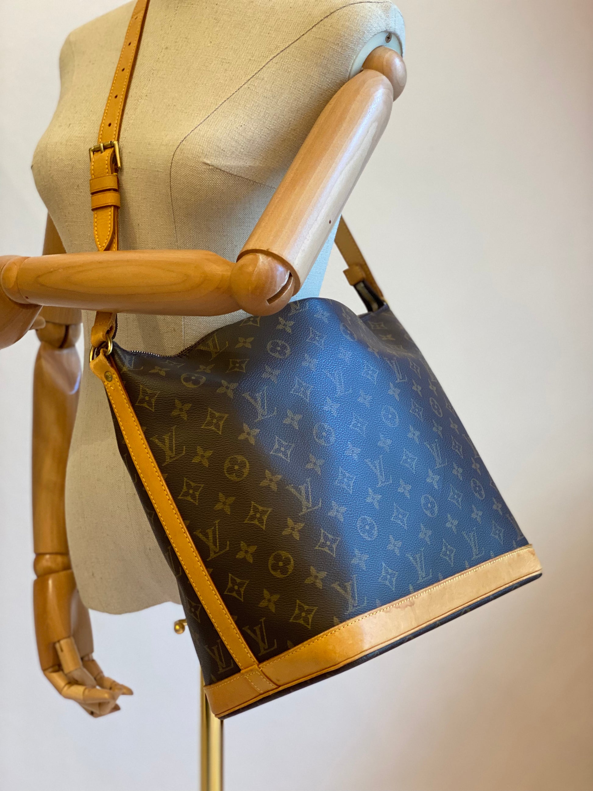 Louis Vuitton Amfar Drei-Accessoire-Tasche mit Umschlag und