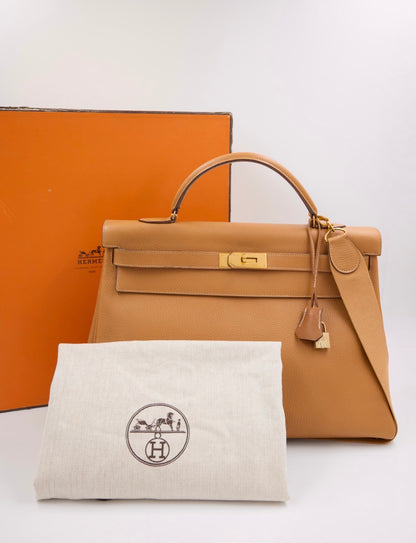 HERMÈS Kelly 40 Ardennes beige GWH beige Secondhand Designerhandtasche mit Staubbeutel und Hermès Box