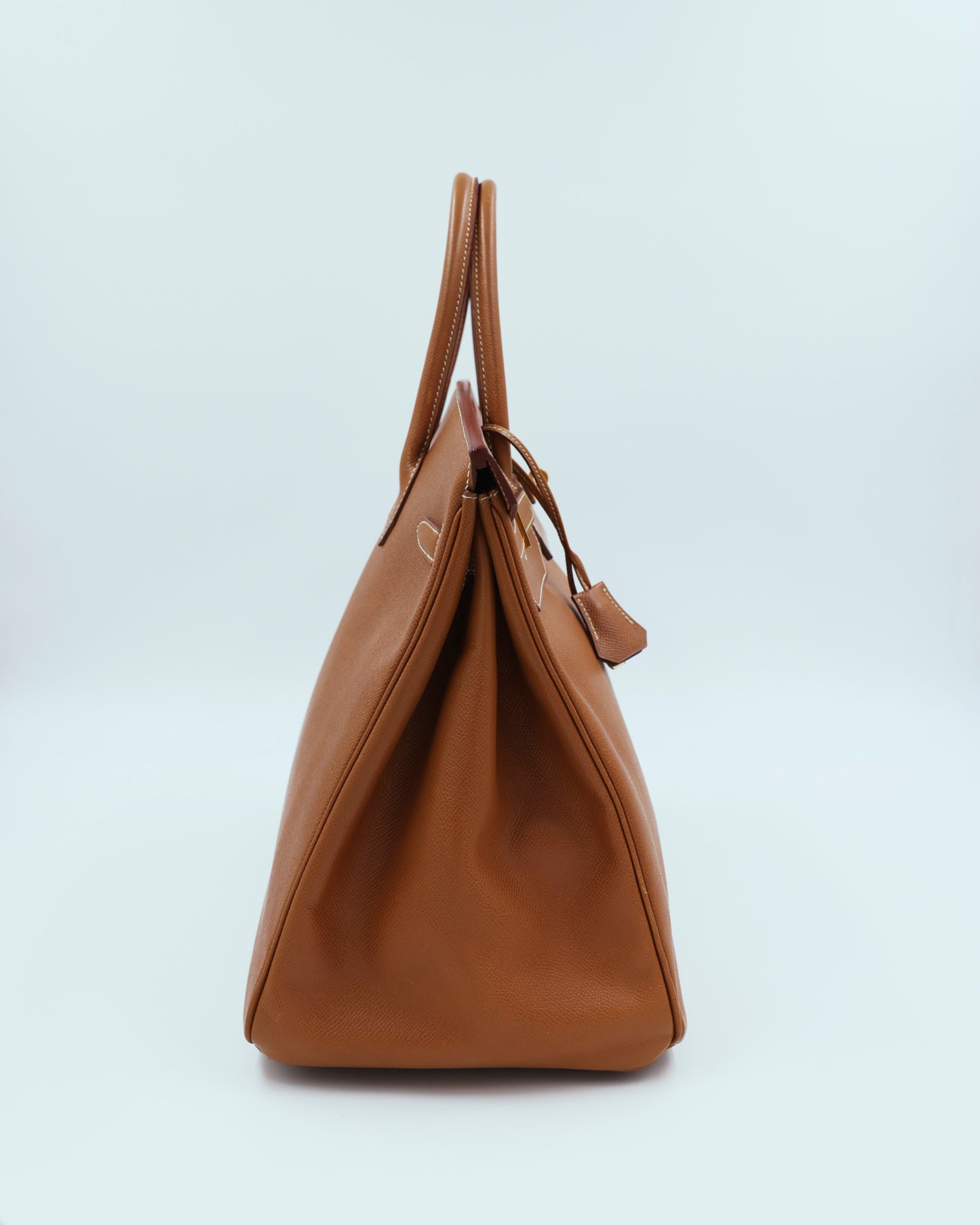 HERMÈS Birkin 40 Courchevel gold GHW braune Designerhandtasche in Seitenansicht