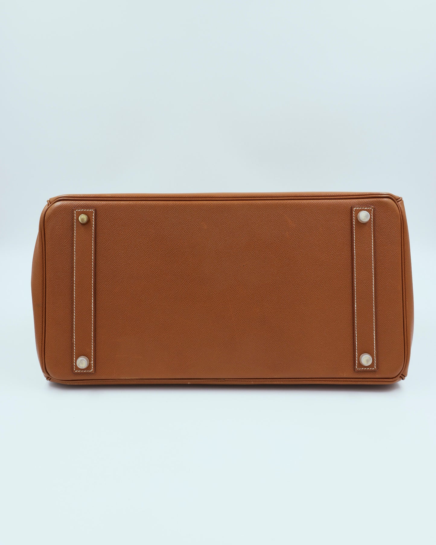HERMÈS Birkin 40 Courchevel gold GHW Unterseite einer hochwertigen Designerhandtasche
