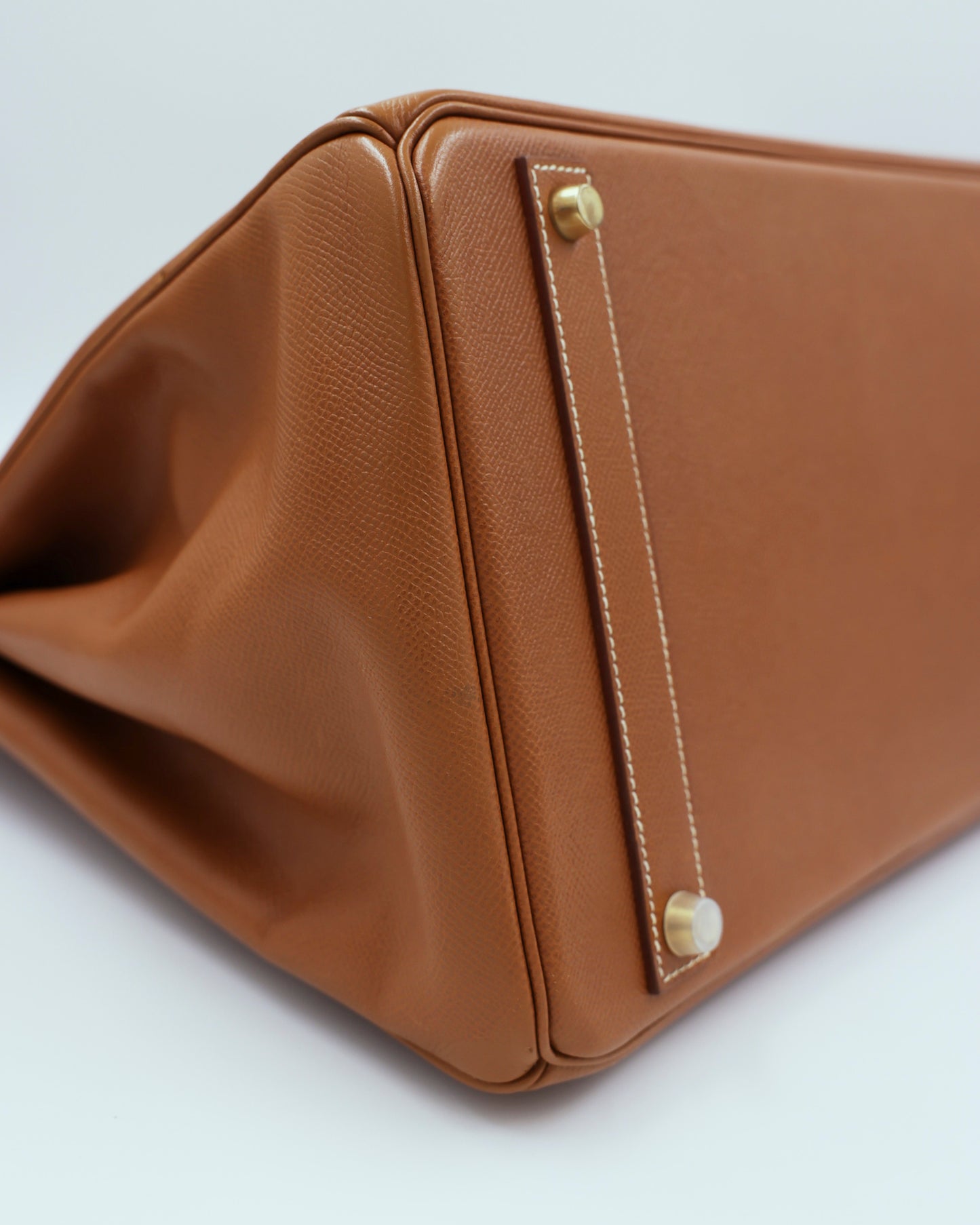 HERMÈS Birkin 40 Courchevel gold GHW Detailansicht der braunen Lederhandtasche mit goldfarbenen Beschlägen