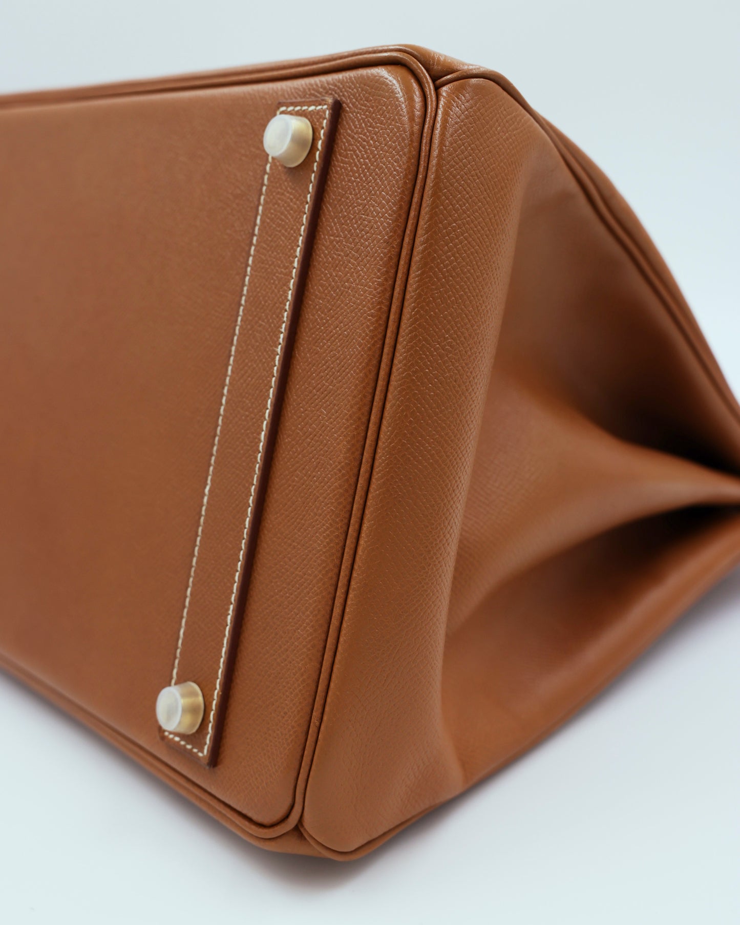 HERMÈS Birkin 40 Courchevel gold GHW, Detailansicht einer braunen Designerhandtasche