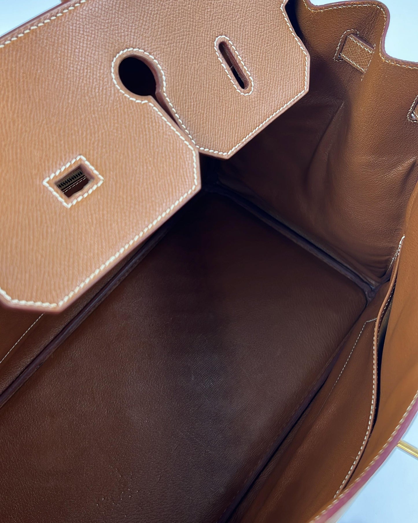 HERMÈS Birkin 40 Courchevel gold GHW Innenansicht mit geräumigem braunem Lederinterieur