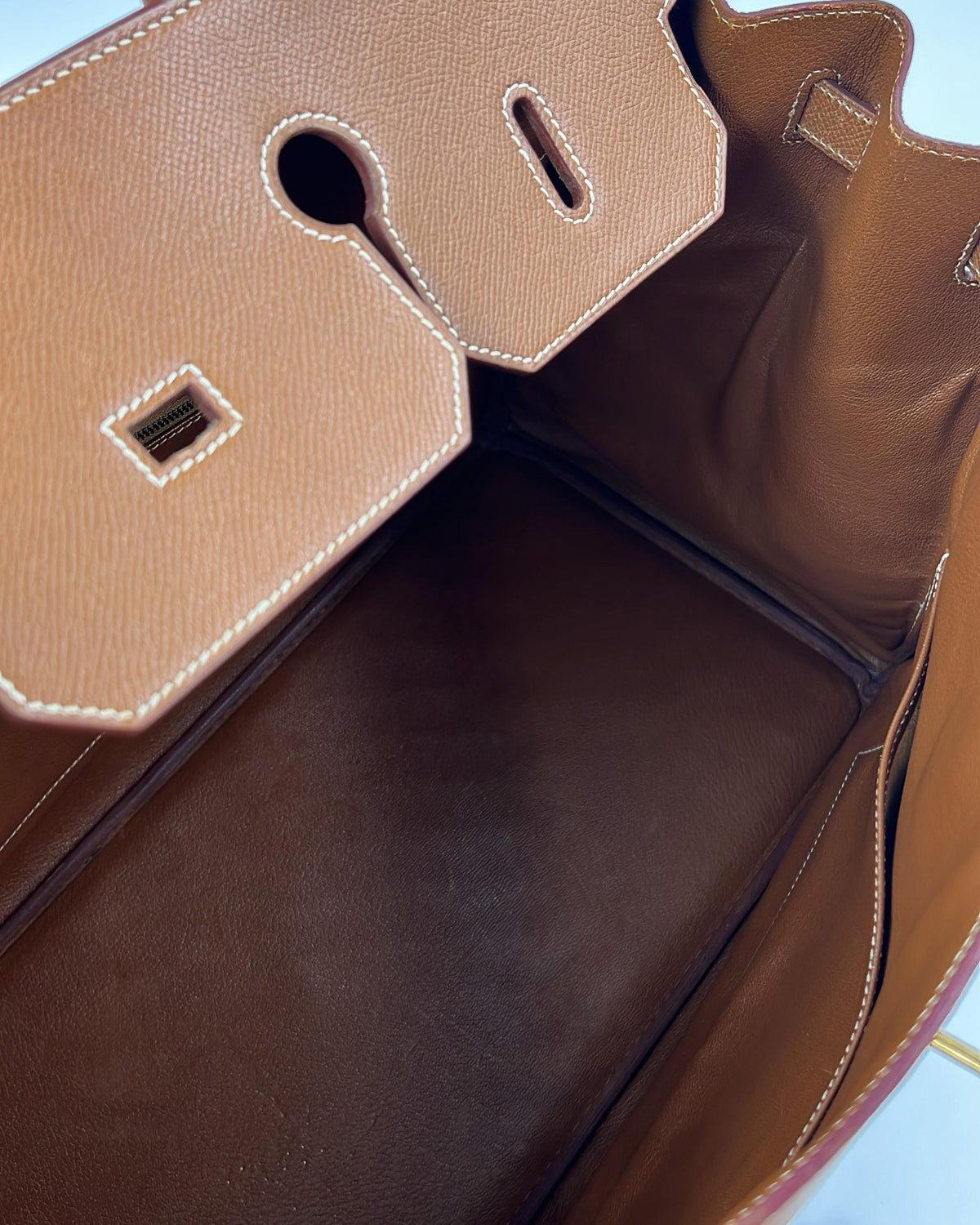 HERMÈS Birkin 40 Courchevel gold GHW Innenansicht mit geräumigem braunem Lederinterieur
