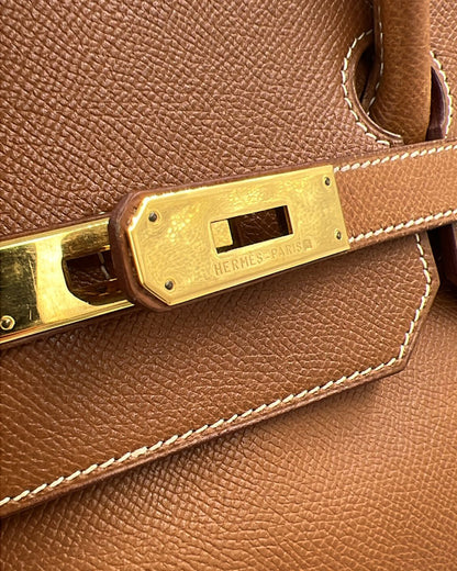 HERMÈS Birkin 40 Courchevel gold GHW mit braunem Leder und goldfarbenem Verschluss