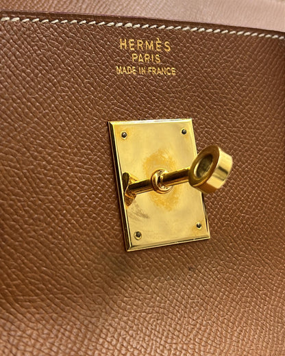 HERMÈS Birkin 40 Courchevel gold GHW Detailaufnahme mit goldfarbenem Drehverschluss und geprägtem Hermès Paris Logo