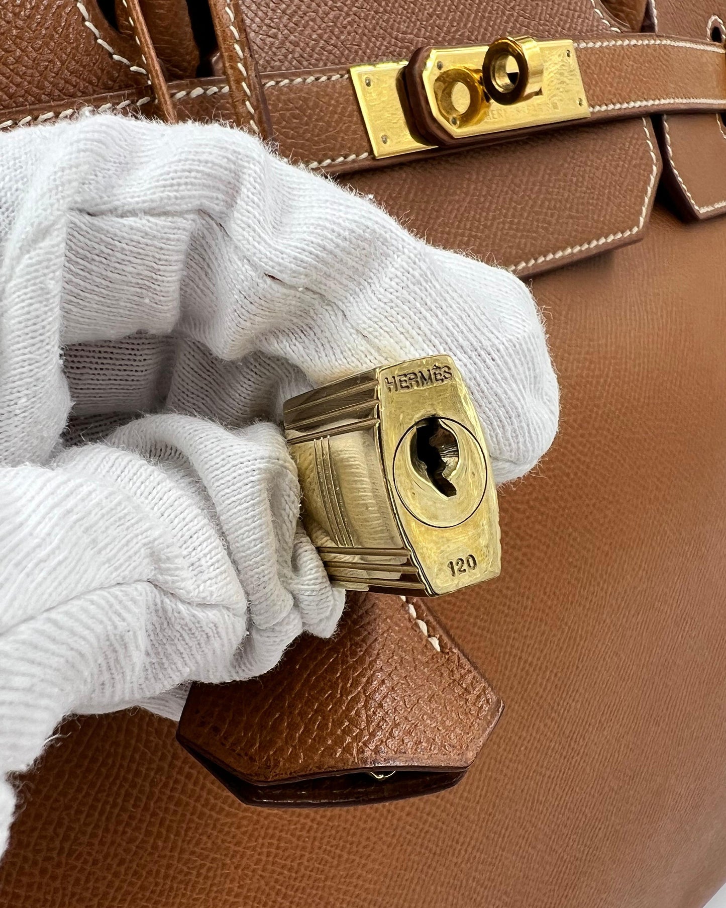 HERMÈS Birkin 40 Courchevel gold GHW mit Hermès Schloss und goldfarbenen Beschlägen