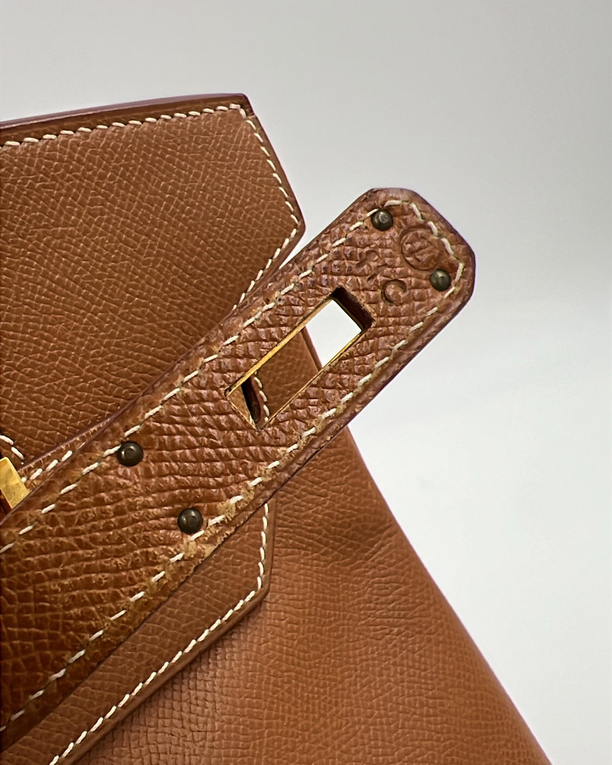HERMÈS Birkin 40 Courchevel gold GHW Detailansicht mit feiner Naht und goldfarbenen Beschlägen