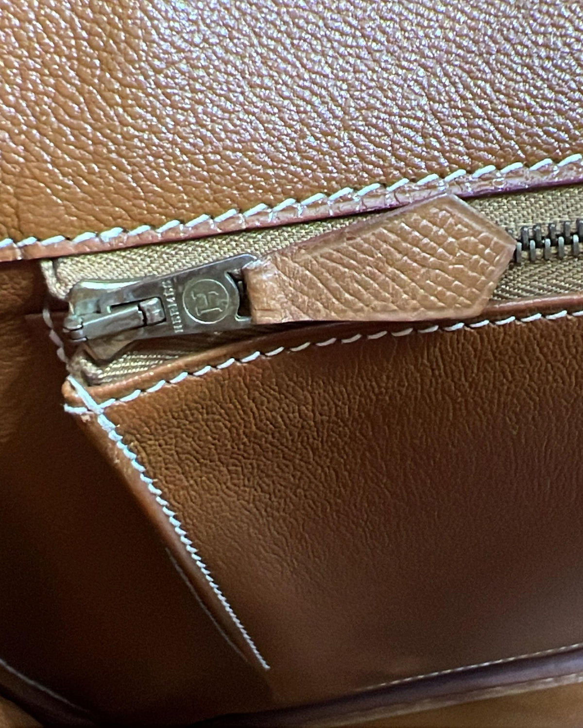 Detailaufnahme der HERMÈS Birkin 40 Courchevel gold GHW mit Leder und Reißverschluss