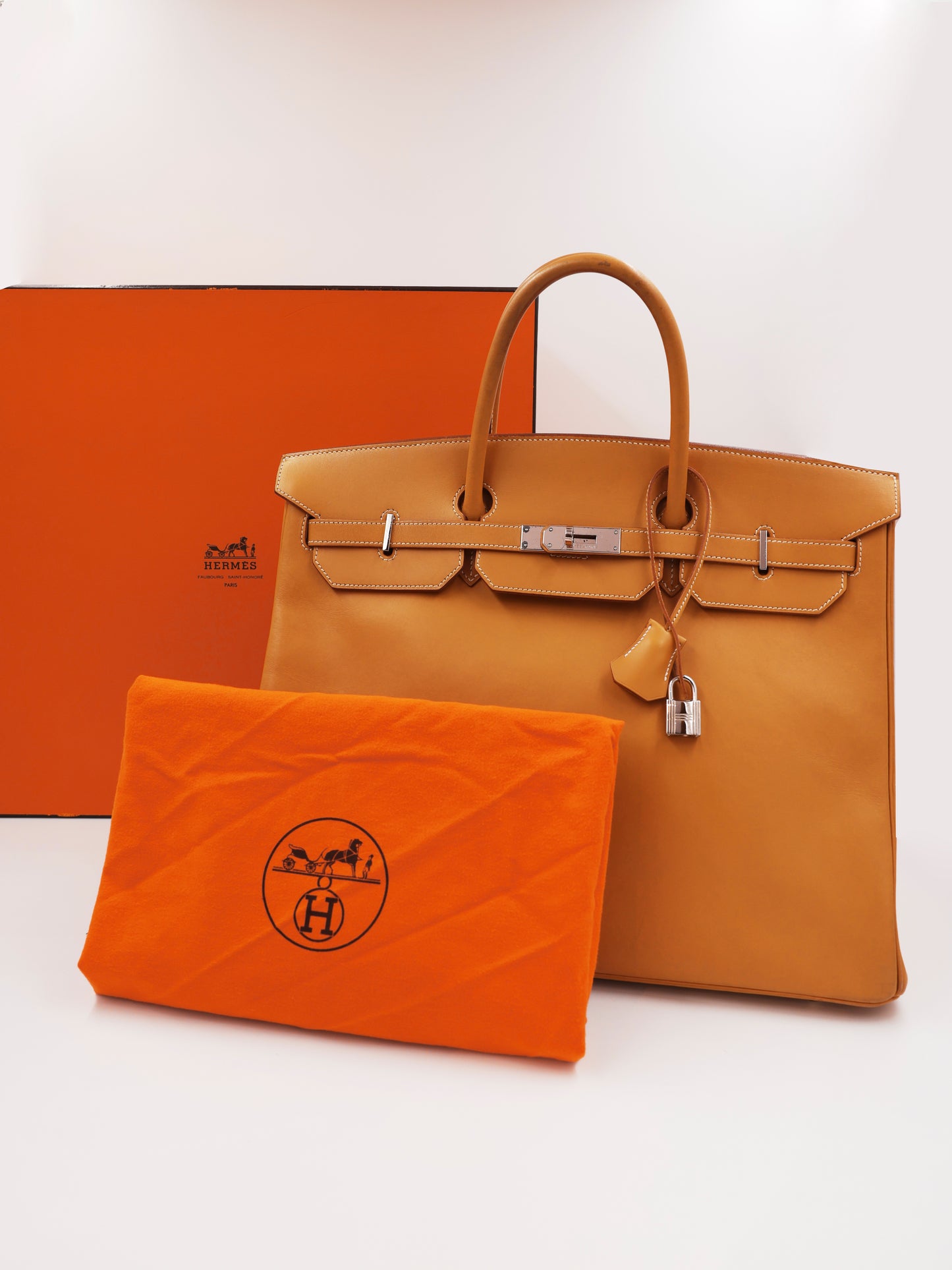 HERMÈS Birkin 40 Swift beige PHW, beige Designerhandtasche mit Schloss und orangefarbener Hülle
