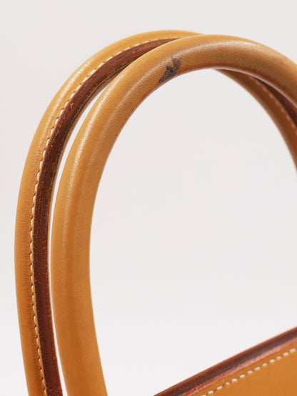 Detailaufnahme der HERMÈS Birkin 40 Swift beige PHW mit Ledergriff