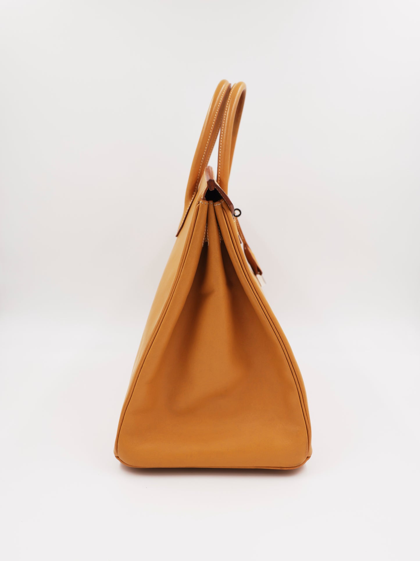 HERMÈS Birkin 40 Swift beige PHW Seitenansicht einer beigefarbenen Lederhandtasche