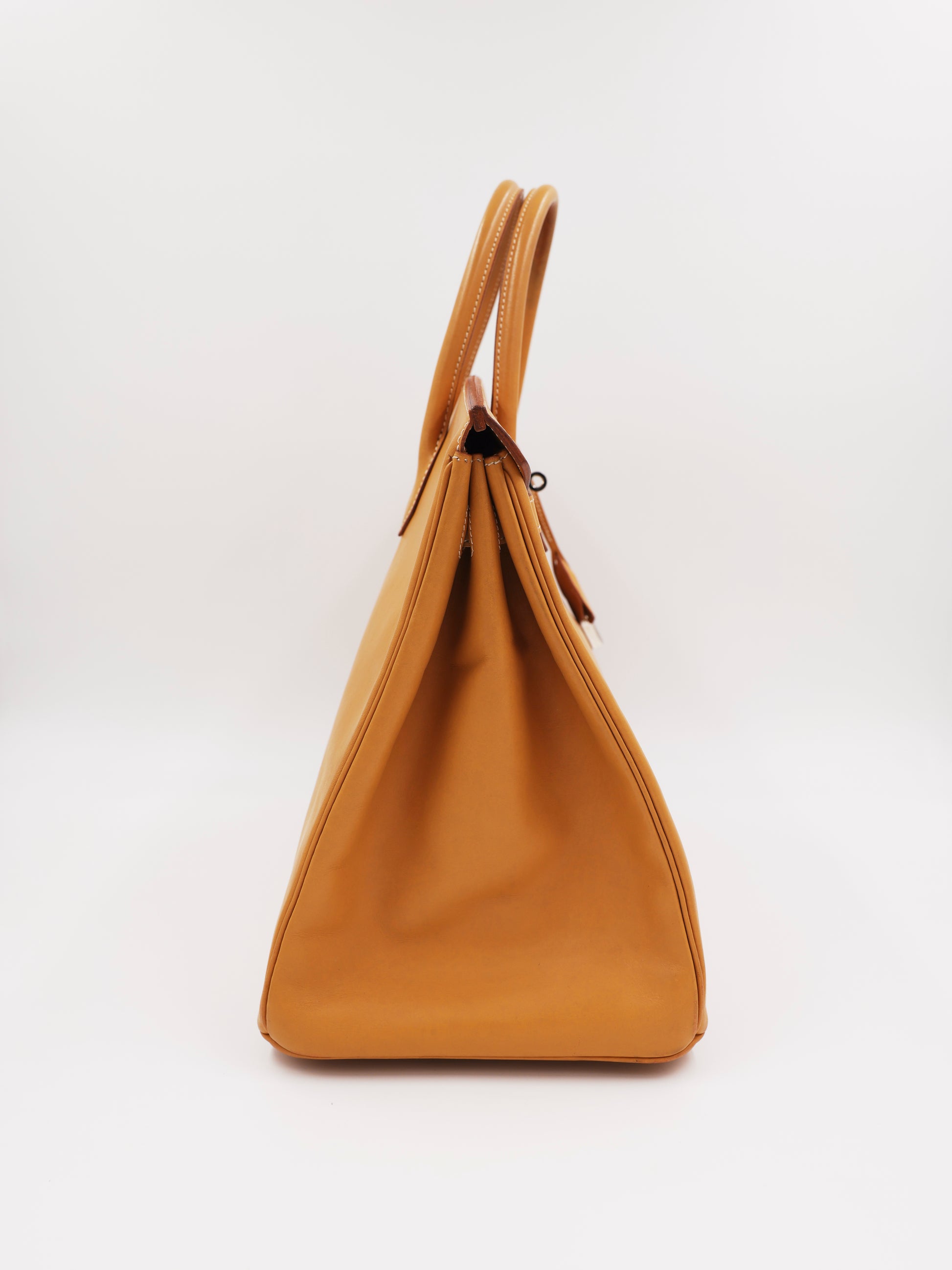 HERMÈS Birkin 40 Swift beige PHW Seitenansicht einer beigefarbenen Lederhandtasche