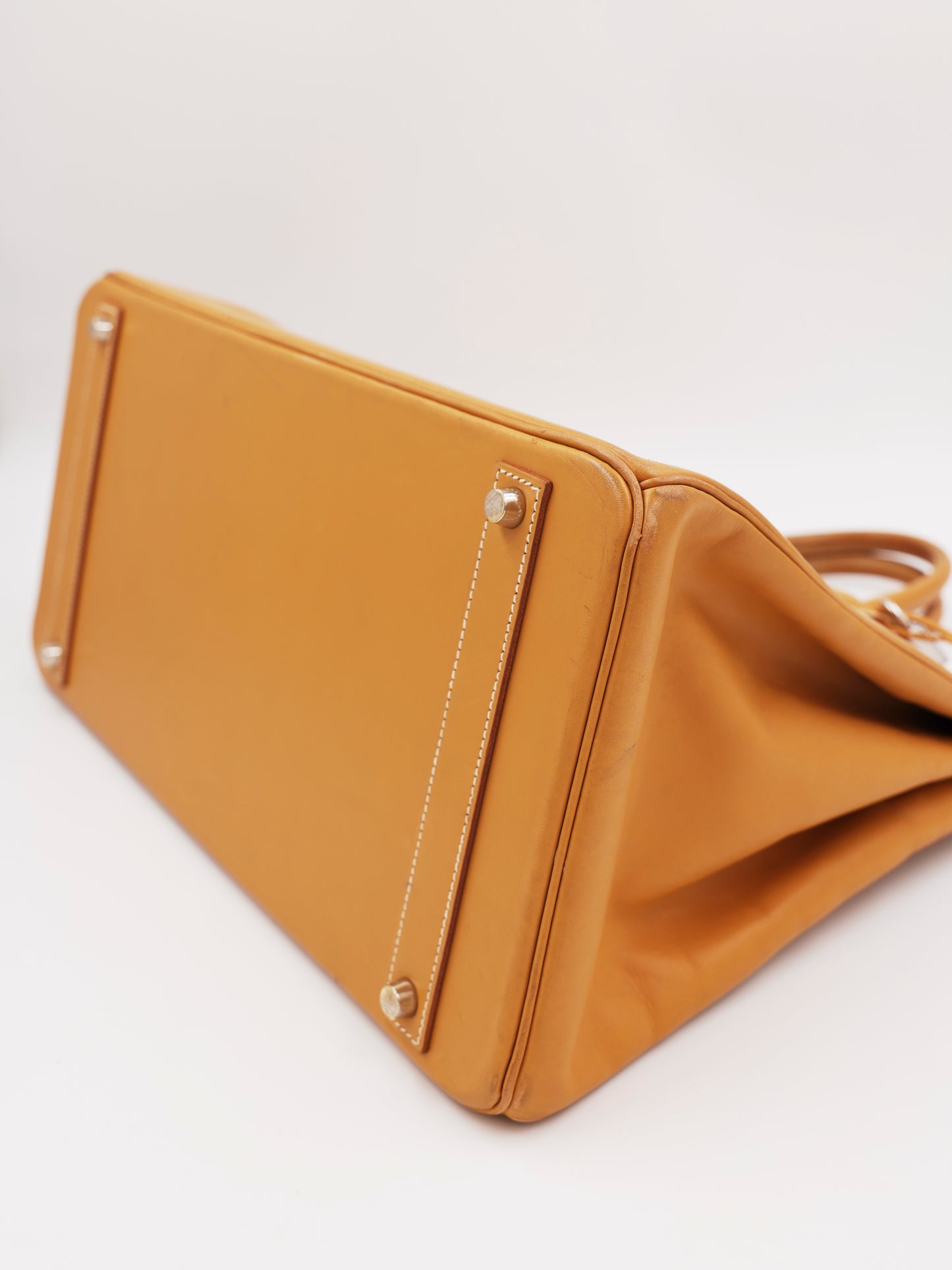 HERMÈS Birkin 40 Swift beige PHW, authentische Designerhandtasche aus Leder in Detailansicht