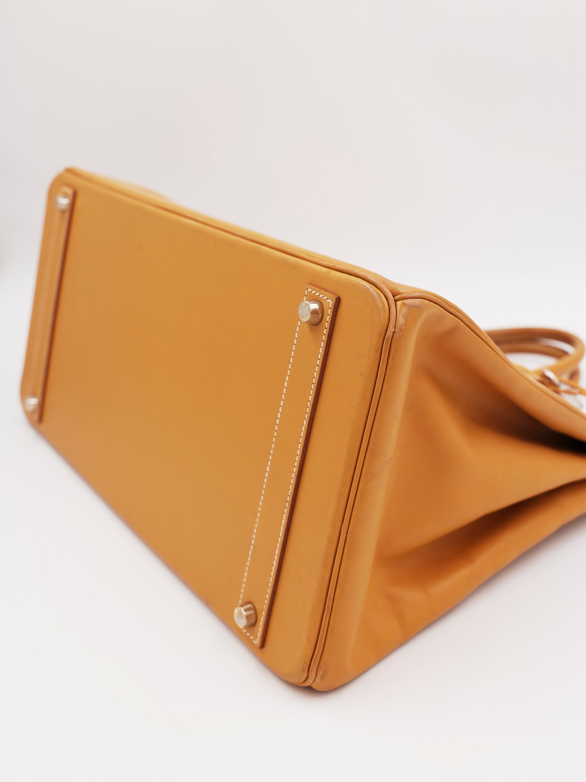 HERMÈS Birkin 40 Swift beige PHW, authentische Designerhandtasche aus Leder in Detailansicht