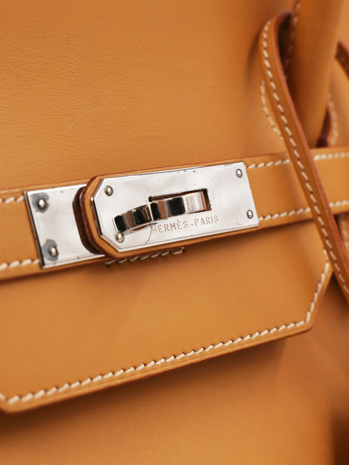 HERMÈS Birkin 40 Swift beige PHW mit silberfarbenem Verschluss und feinen Nahtdetails