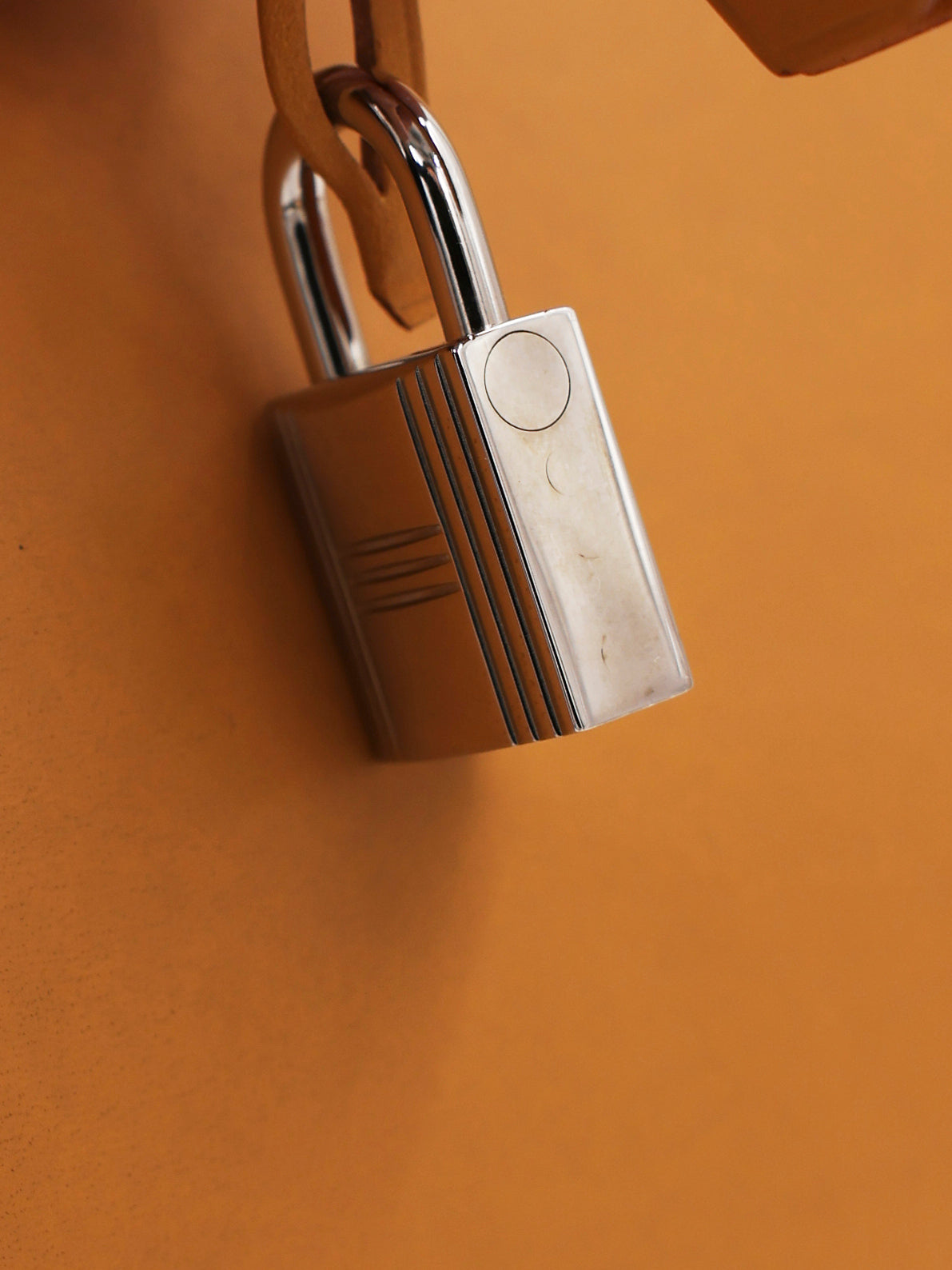 HERMÈS Birkin 40 Swift beige PHW mit glänzendem Schlossdetail