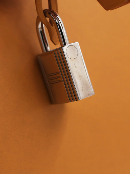 HERMÈS Birkin 40 Swift beige PHW mit glänzendem Schlossdetail