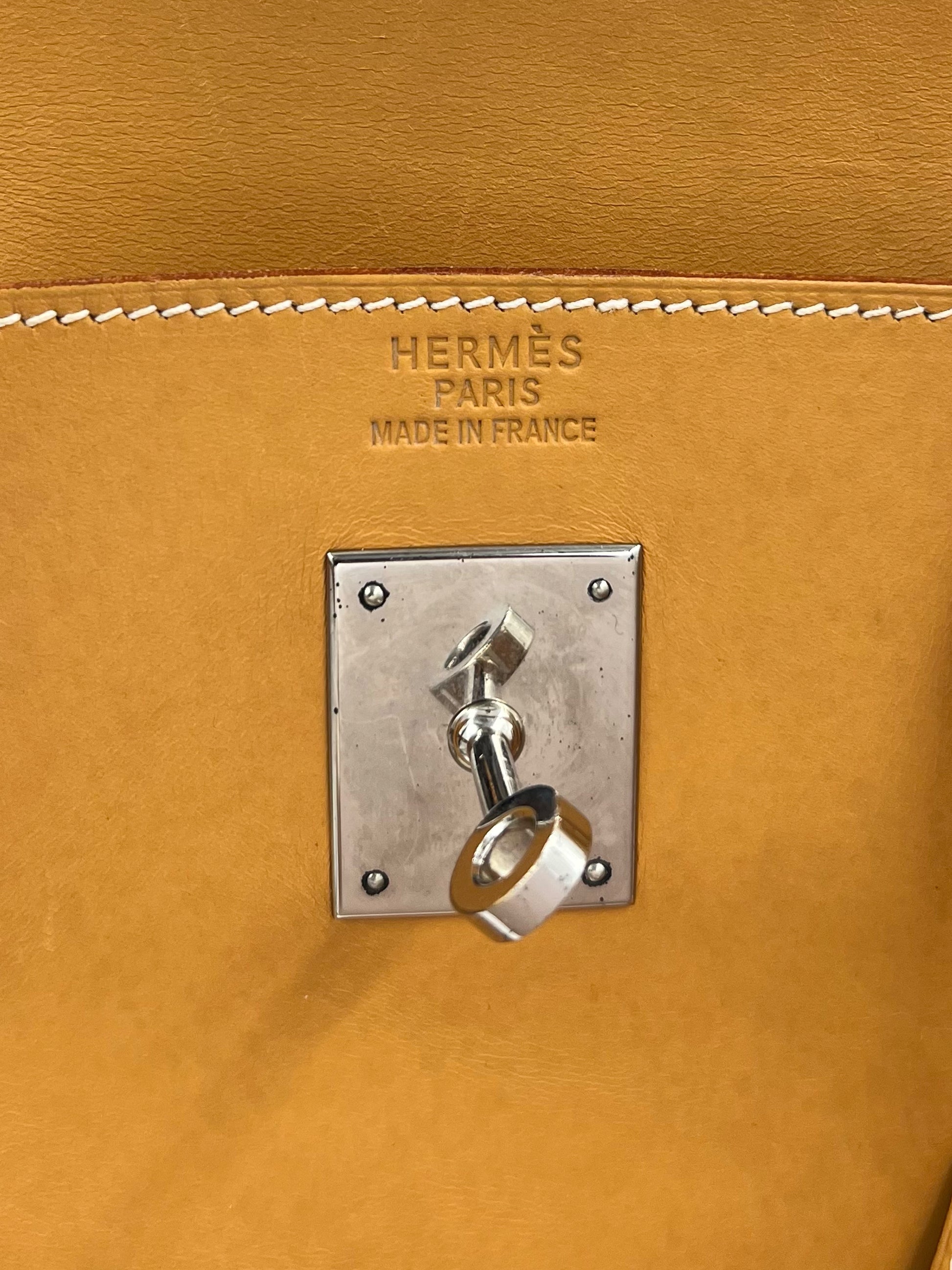 HERMÈS Birkin 40 Swift beige PHW mit Hermès Prägung und silberfarbenem Verschluss innen
