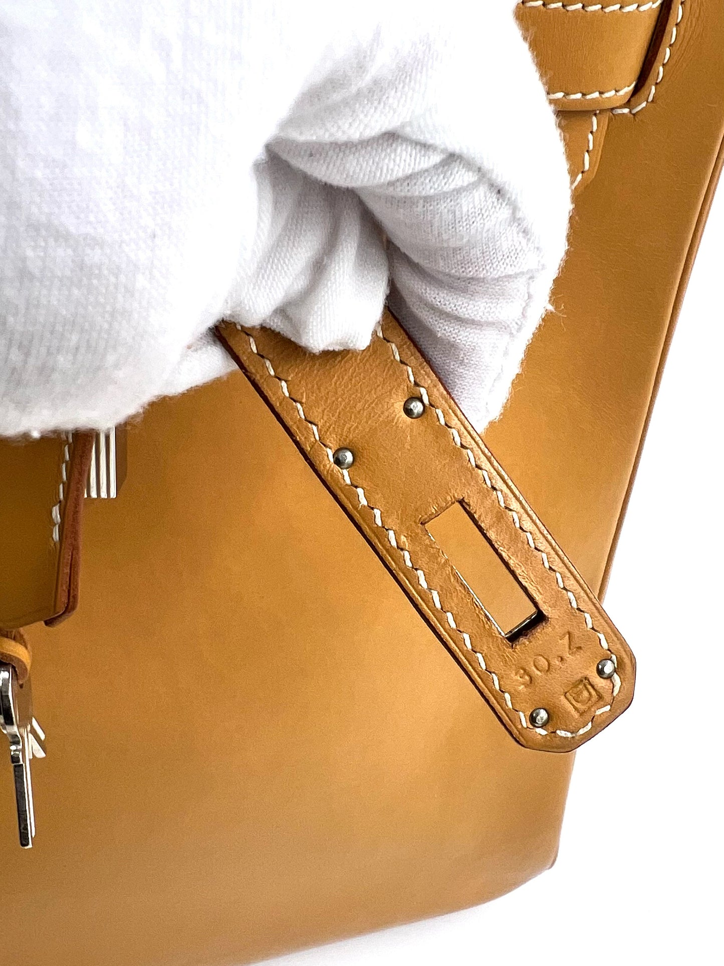 HERMÈS Birkin 40 Swift beige PHW Detailansicht mit feinen Nähten und Verschluss