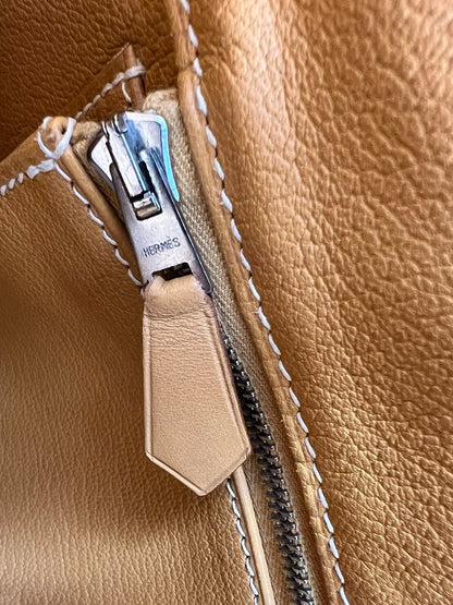 HERMÈS Birkin 40 Swift beige PHW Detailaufnahme mit Reißverschluss und hochwertiger Verarbeitung