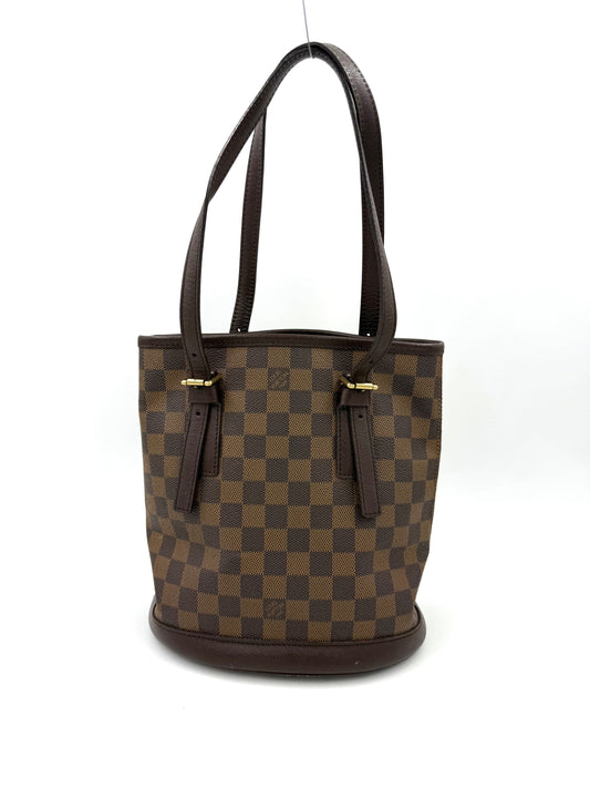 LOUIS VUITTON Bucket Bag PM Damier Ebene mit charakteristischem Karo-Muster und langen Tragegriffen aus Leder