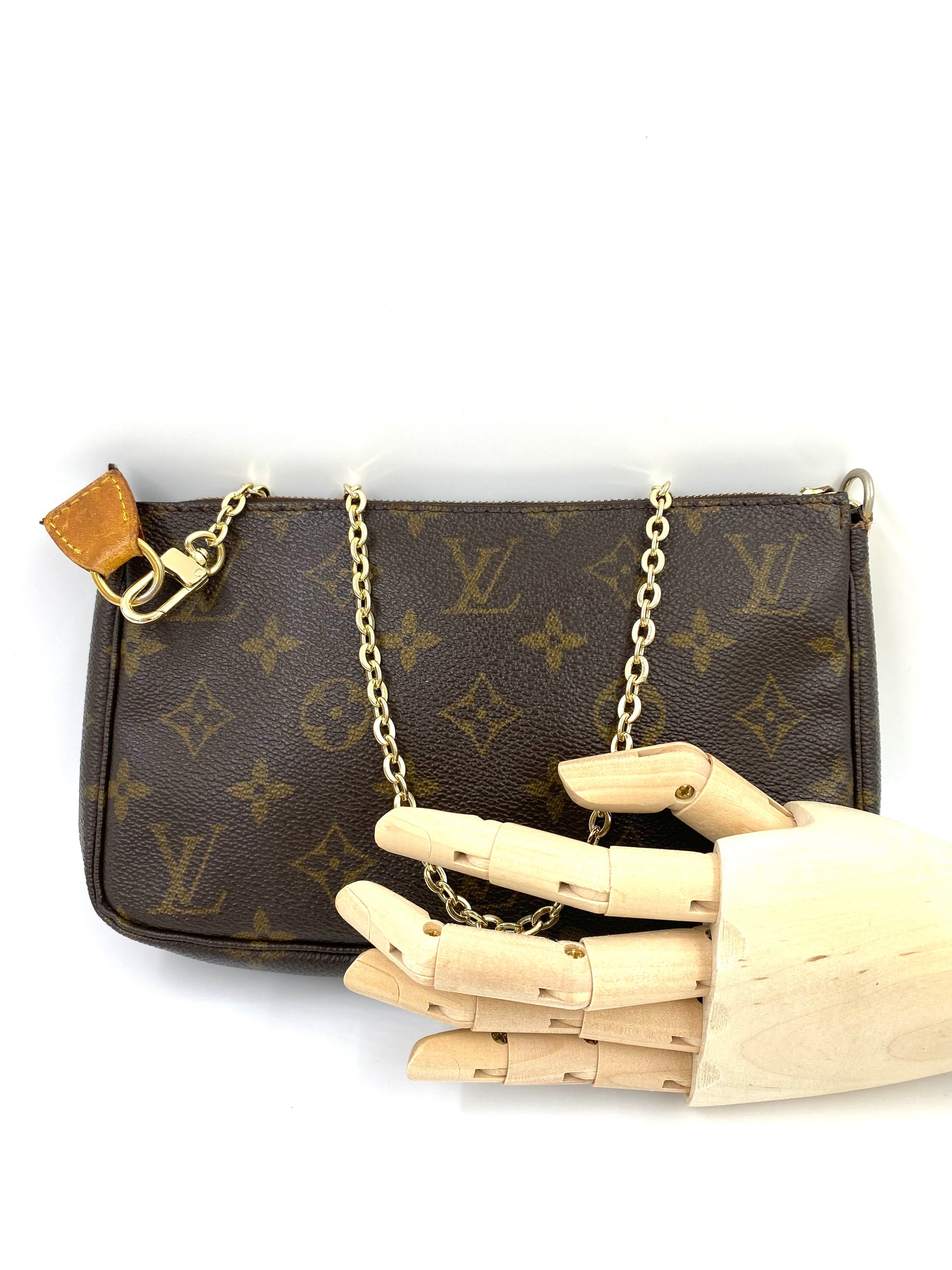 LOUIS VUITTON Pochette Accessoires Monogram Canvas mit Gold Chain Clutch Macarons