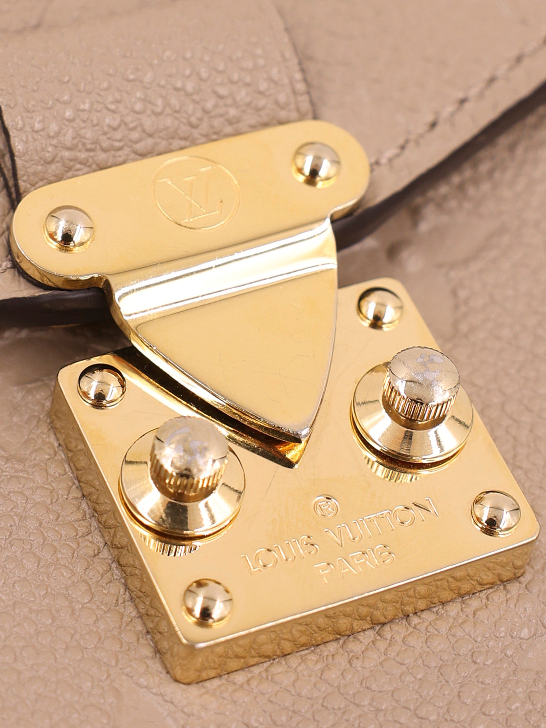 LOUIS VUITTON Pochette Metis Monogram Empreinte Tourterelle inkl. Tuch