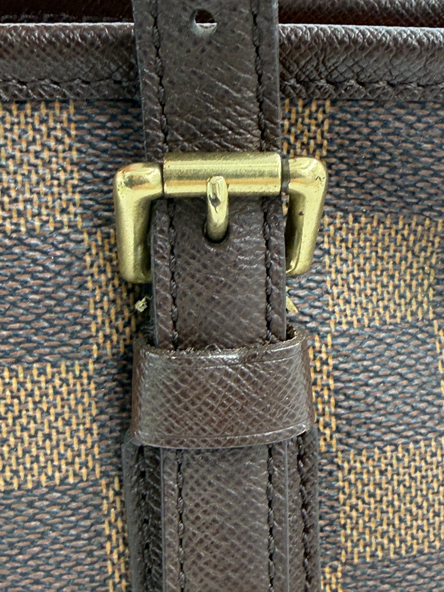 LOUIS VUITTON Bucket Bag PM Damier Ebene Nahaufnahme der verstellbaren Lederschließe und Karo-Muster