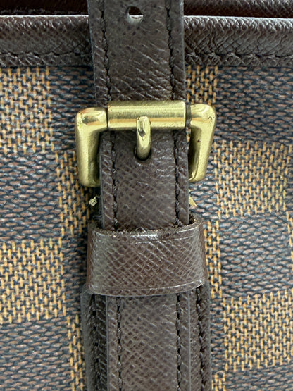 LOUIS VUITTON Bucket Bag PM Damier Ebene Nahaufnahme der verstellbaren Lederschließe und Karo-Muster