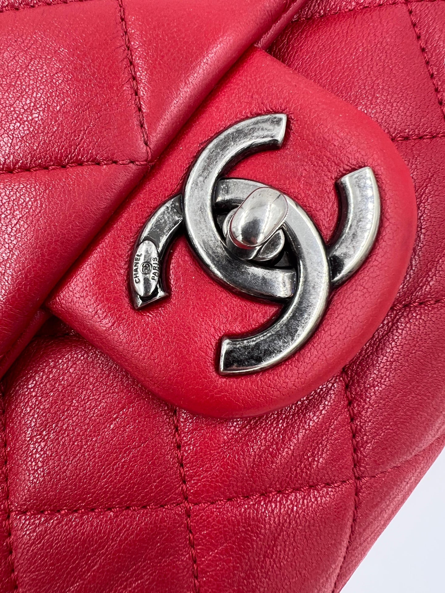 CHANEL Single Flap Jumbo Rue Cambon rot SHW Detailaufnahme des silberfarbenen CC Verschlusses