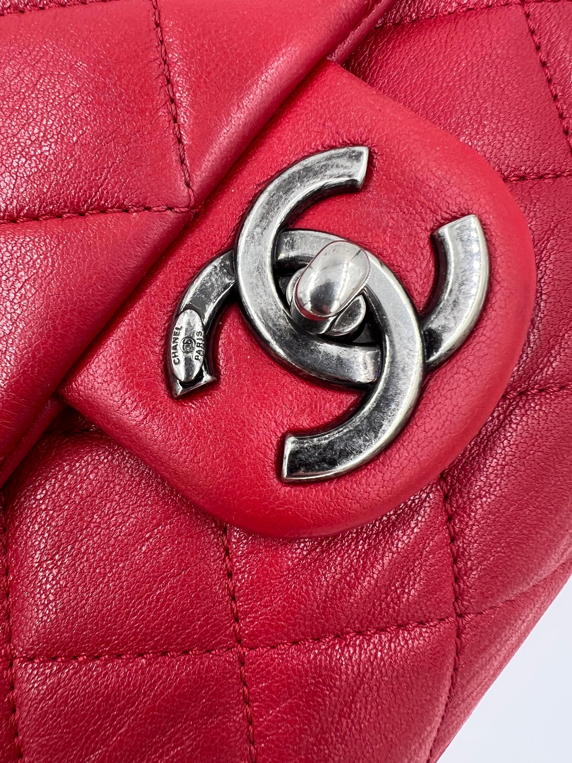 CHANEL Single Flap Jumbo Rue Cambon rot SHW Detailaufnahme des silberfarbenen CC Verschlusses