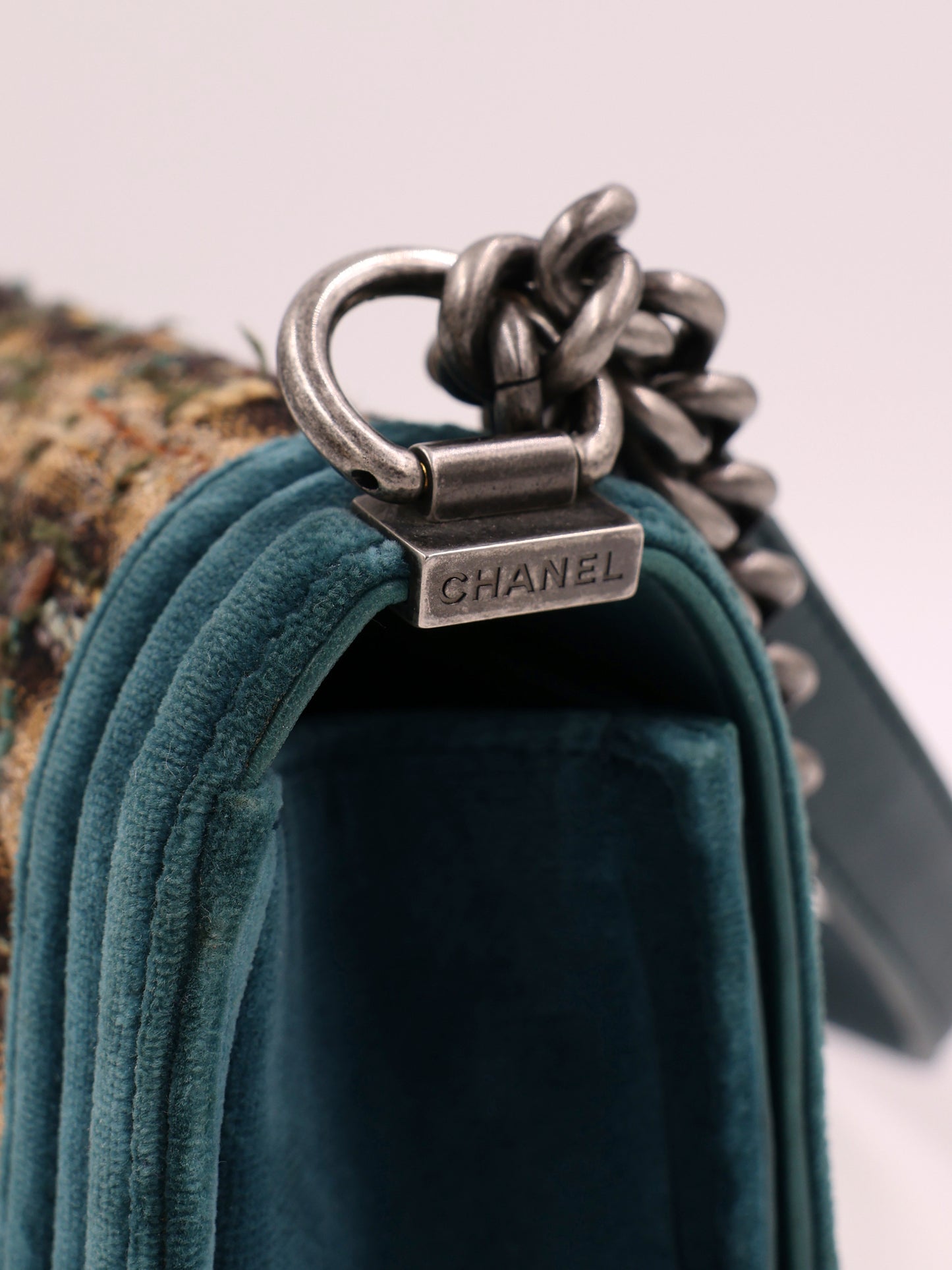 CHANEL Boy Bag Medium Tweed grün SHW