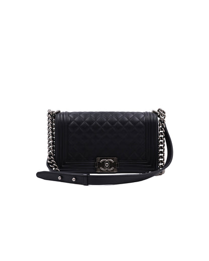 CHANEL Boy Medium schwarz SHW antik, schwarze Designerhandtasche mit Kettenriemen