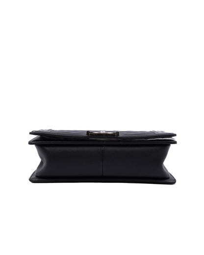 CHANEL Boy Medium schwarz SHW antik schwarze Designerhandtasche in Seitenansicht