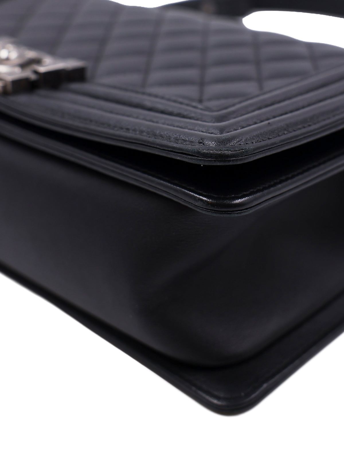 CHANEL Boy Medium schwarz SHW antik, schwarze Handtasche mit Steppmuster und Silberverschluss