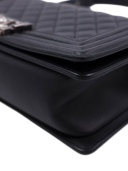 CHANEL Boy Medium schwarz SHW antik, schwarze Handtasche mit Steppmuster und Silberverschluss