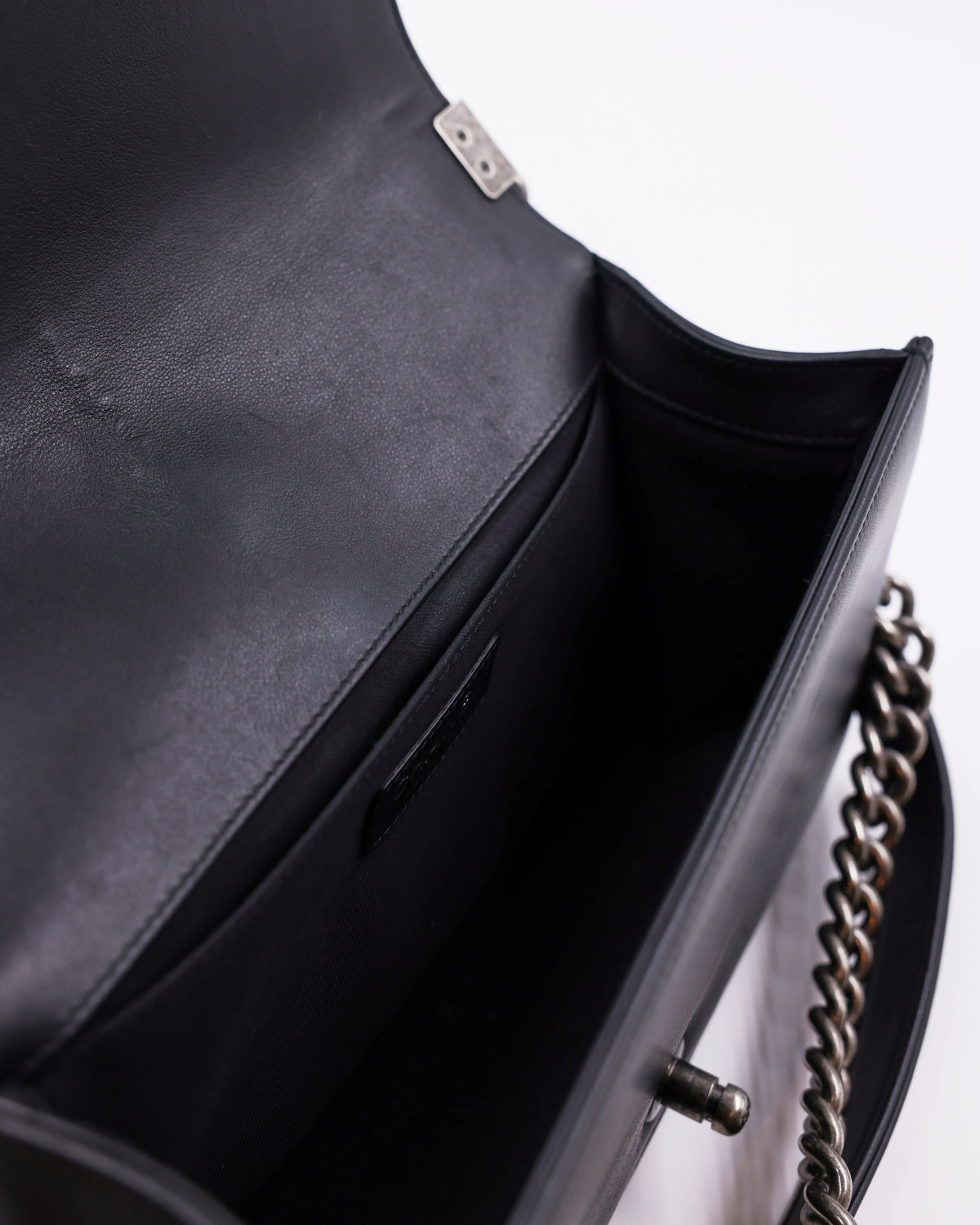 CHANEL Boy Medium schwarz SHW antik, Innenansicht der schwarzen Designerhandtasche mit Kettenriemen