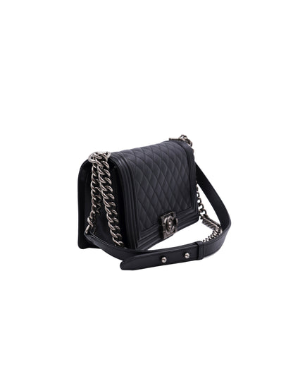 CHANEL Boy Medium schwarz SHW antik schwarze gesteppte Designerhandtasche mit Kettenriemen